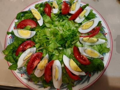 Salotas su kiaušiniu, pomidorais ir krabų lazdelėmis Žingsnis 7