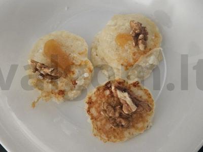 Varškės sūreliai su medumi pusryčiams pagrindine nuotrauka