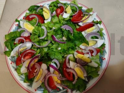 Salotas su kiaušiniu, pomidorais ir krabų lazdelėmis Žingsnis 9