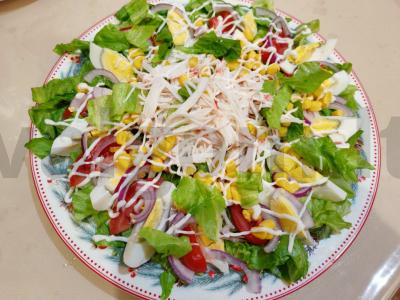 Salotas su kiaušiniu, pomidorais ir krabų lazdelėmis Žingsnis 13