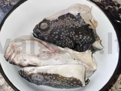 Krevetės sriuba iš plokščiųjų žuvų galvų Žingsnis 1