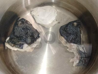 Krevetės sriuba iš plokščiųjų žuvų galvų Žingsnis 2