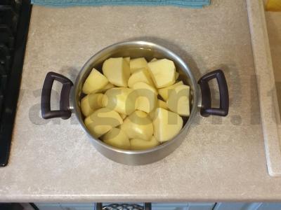 Bulvių košė su žaliu žirneliu ir svogūnu Žingsnis 1