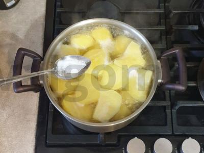 Bulvių košė su žaliu žirneliu ir svogūnu Žingsnis 2