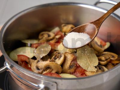 Daržovių troškinys su kotletais Žingsnis 4