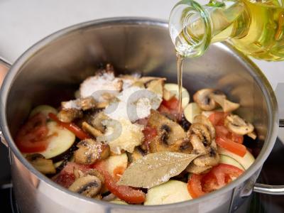 Daržovių troškinys su kotletais Žingsnis 5