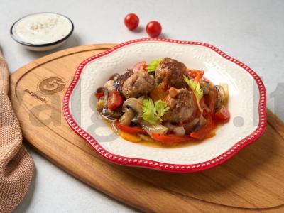 Daržovių troškinys su kotletais pagrindine nuotrauka