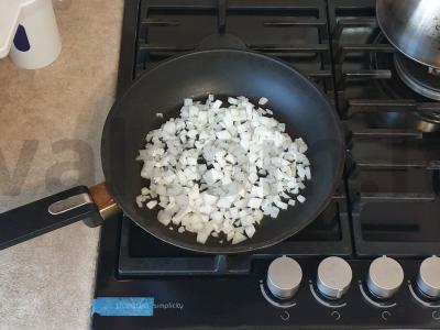 Žuvies blynai su svogūnais ir grietine Žingsnis 1