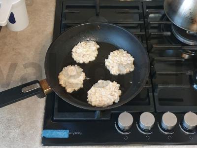 Žuvies blynai su svogūnais ir grietine Žingsnis 5