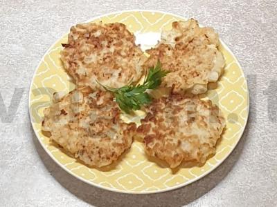 Žuvies blynai su svogūnais ir grietine pagrindine nuotrauka