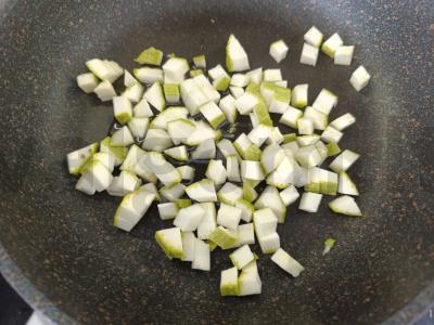 Jauno cukinijos salotos su graikiniais riešutais ir česnaku Žingsnis 1