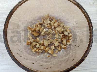 Jauno cukinijos salotos su graikiniais riešutais ir česnaku Žingsnis 2