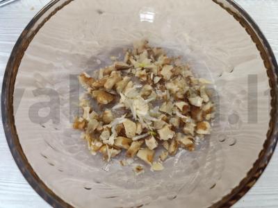 Jauno cukinijos salotos su graikiniais riešutais ir česnaku Žingsnis 3