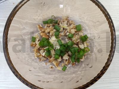 Jauno cukinijos salotos su graikiniais riešutais ir česnaku Žingsnis 4