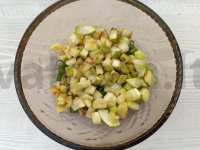 Jauno cukinijos salotos su graikiniais riešutais ir česnaku Žingsnis 5