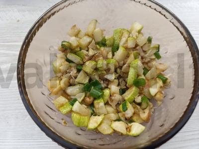 Jauno cukinijos salotos su graikiniais riešutais ir česnaku Žingsnis 6