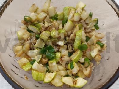 Jauno cukinijos salotos su graikiniais riešutais ir česnaku pagrindine nuotrauka