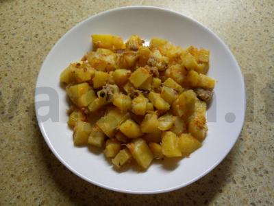 Bulvės su kiaulienos troškiniu ir daržovių apkepu pagrindine nuotrauka