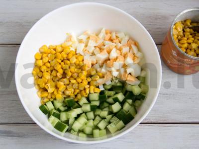 Vasaros salotos su kukurūzais ir lydytu sūriu Žingsnis 3