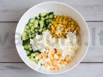 Vasaros salotos su kukurūzais ir lydytu sūriu Žingsnis 4