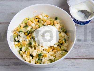 Vasaros salotos su kukurūzais ir lydytu sūriu Žingsnis 5