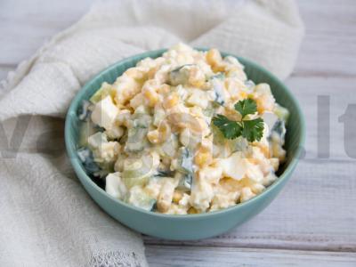 Vasaros salotos su kukurūzais ir lydytu sūriu pagrindine nuotrauka