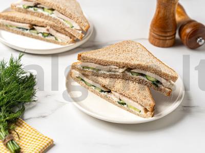 Sumuštiniai su agurkais ir vištiena pagrindine nuotrauka