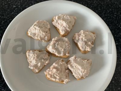 Užkandis ant krekerių su žuvies paštetu Žingsnis 3