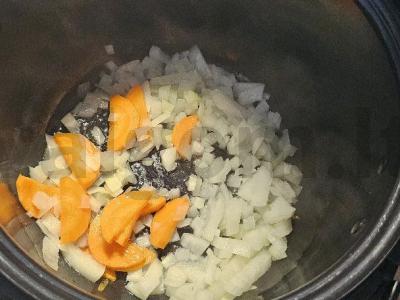 Mėsa su bulvėmis, troškinta lėtoje viryklėje Žingsnis 1