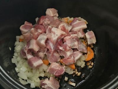 Mėsa su bulvėmis, troškinta lėtoje viryklėje Žingsnis 2