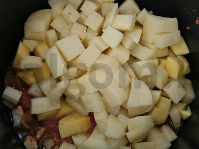 Mėsa su bulvėmis, troškinta lėtoje viryklėje Žingsnis 5