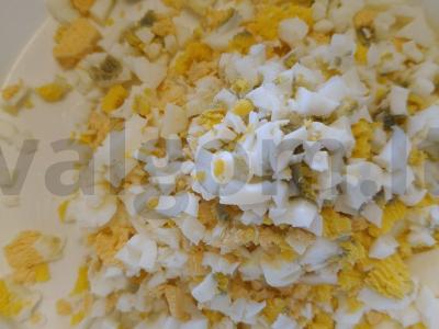 Krabų salotas su kiaušiniu ir žaliu svogūnu Žingsnis 1