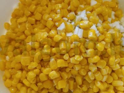 Krabų salotas su kiaušiniu ir žaliu svogūnu Žingsnis 2