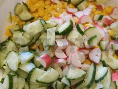 Krabų salotas su kiaušiniu ir žaliu svogūnu Žingsnis 3