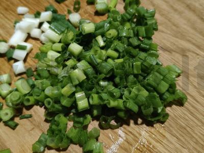 Krabų salotas su kiaušiniu ir žaliu svogūnu Žingsnis 4