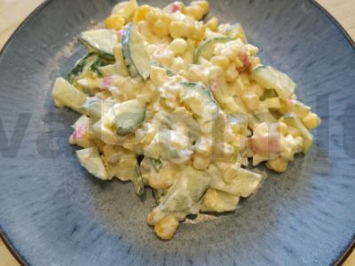 Krabų salotas su kiaušiniu ir žaliu svogūnu pagrindine nuotrauka