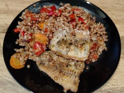 Menkių filė su grikių koše ir daržovėmis pagrindine nuotrauka