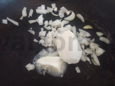 Įdarytas kiaušinis su upėtakiu, svogūnais ir grietininiu sūriu Žingsnis 1