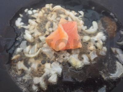 Įdarytas kiaušinis su upėtakiu, svogūnais ir grietininiu sūriu Žingsnis 2