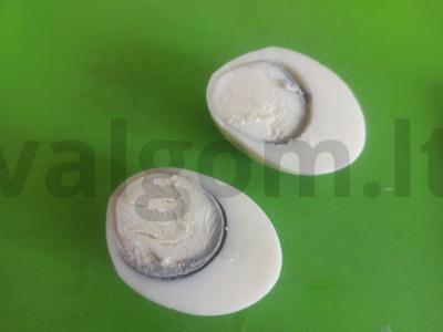 Įdarytas kiaušinis su upėtakiu, svogūnais ir grietininiu sūriu Žingsnis 4