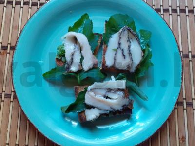 Kvietiniai skrebučiai su šonine, rukola ir petražolėmis pagrindine nuotrauka