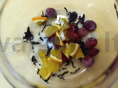 Uogų-apelsinų gėrimas su hibisku Žingsnis 3