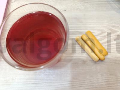 Uogų-apelsinų gėrimas su hibisku pagrindine nuotrauka