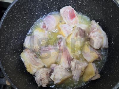 Skani vištienos troškinys su bulvėmis katile Žingsnis 1