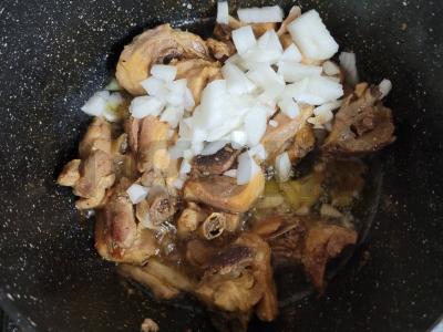 Skani vištienos troškinys su bulvėmis katile Žingsnis 3