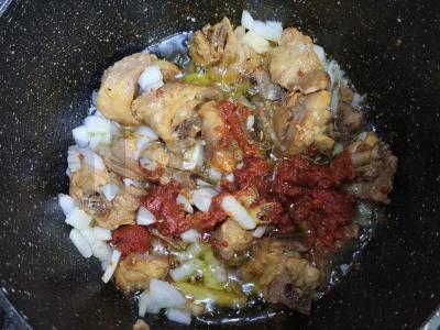 Skani vištienos troškinys su bulvėmis katile Žingsnis 4