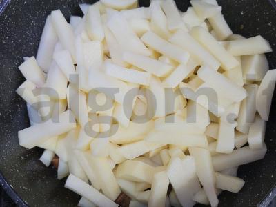 Skani vištienos troškinys su bulvėmis katile Žingsnis 5