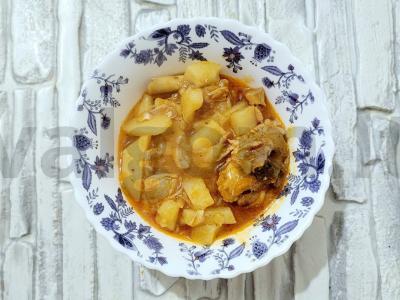 Skani vištienos troškinys su bulvėmis katile pagrindine nuotrauka