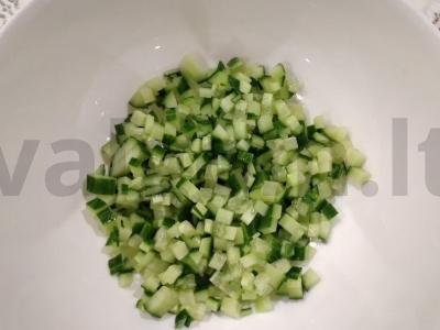 Salotas su korėjietiška morkų, agurku ir žirniais Žingsnis 1