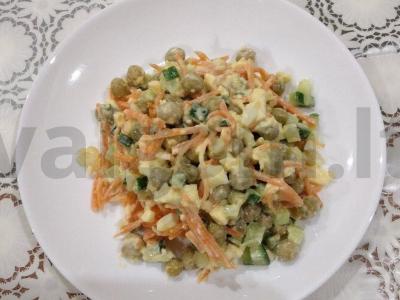 Salotas su korėjietiška morkų, agurku ir žirniais pagrindine nuotrauka